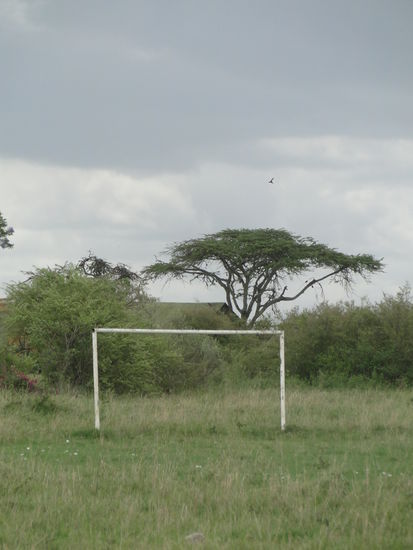 fussball platz irgendwo im masaai mara park...