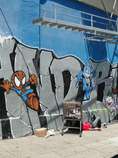 mission district - ein sinnbildliches photo. super helden überall und ein obdachloser schläft im vordergrund...