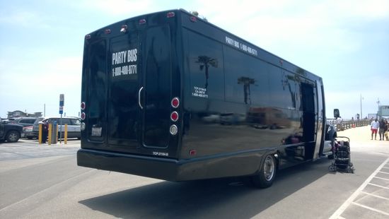 party bus... man beachte den kinderwagen vor der offenen tür, was hier wohl gefeiert wurde?