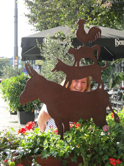 bremen - meret hinter den bremer stadtmusikianten