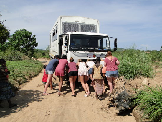 auch das gehört dazu, festgefahren truck aus dem sand stossen...