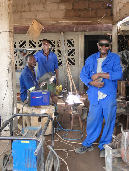 unterwegs in mozambique - wir mussten eine garage aufsuchen, da wir einen platten reifen hatten. die jungs wollten umbedingt, dass ich sie fotografiere...
