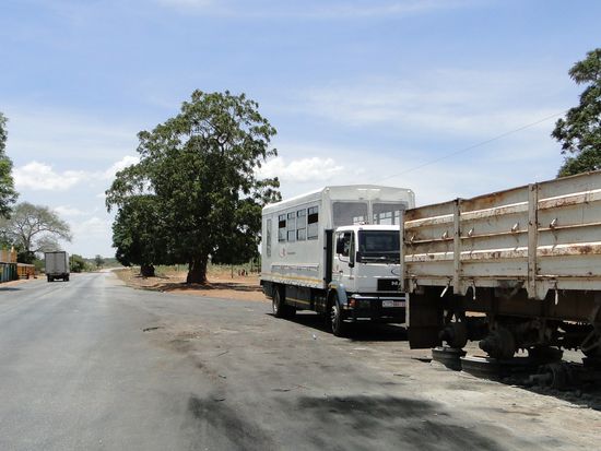 grosser lastwagen von aussen - nach dem radlager-bruch