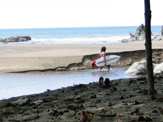 ... das erste was wir am meer resp. an der lagune sehen, sind zwei surfer. die mussten für diese welle kilometer weit laufen...