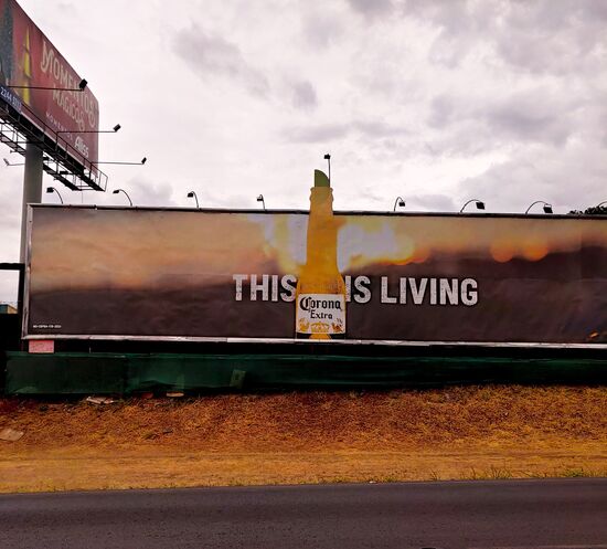 ein kleiner scherzkecks, der diese werbung in auftrag gab...