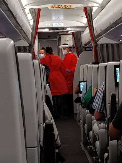 flugbegleiter*innen sahen aus wie ärzte oder pfleger im spital