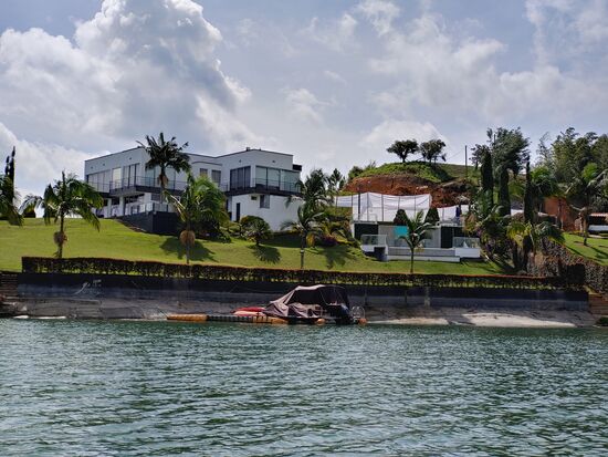 villa von kolumbiens fussballstar james rodriguez