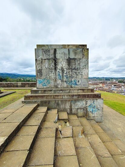 gefallenes monument - indigene leben zählen auch!