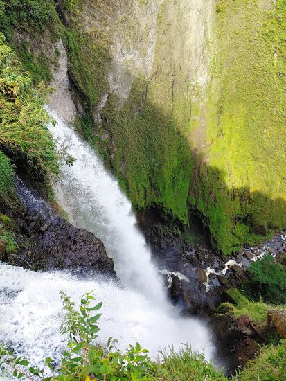 wasserfall auf der tagestour - selfie objekt des einheimischen pärchens