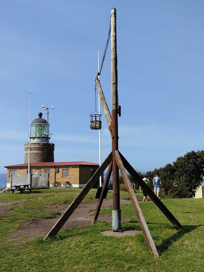 kullaberg natur reservat mit zwei leuchttürmen - der alte, holzige im vordergrund
