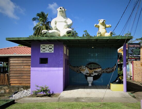 öffentliches klo im dorf