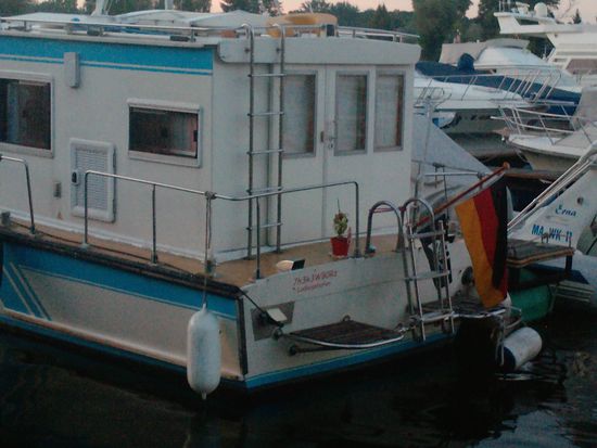 Das Expeditionsschiff mit Gemüsegarten auf der Heckterasse.