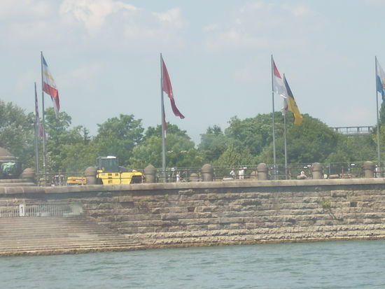 Zufahrt Mosel, linkes Rheinufer.