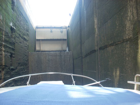 Wir sind drin in der Schleuse.