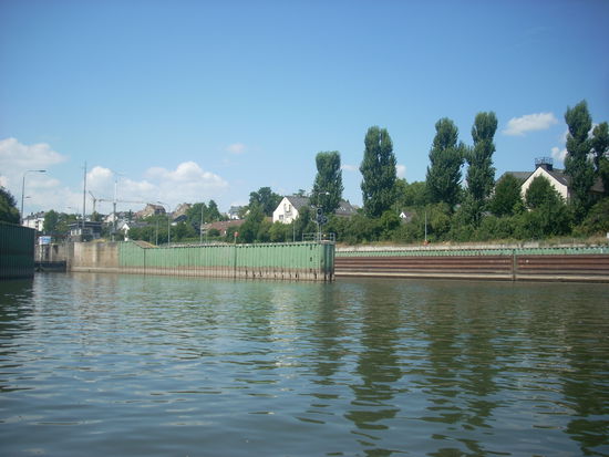 Die Grossschleuse Koblenz. Jetzt müssen wir erst mal warten.
