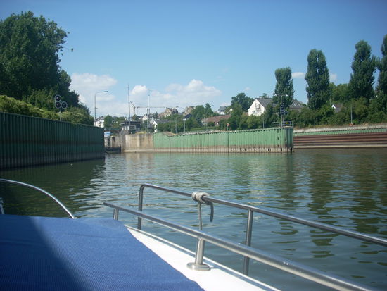 Wir legen an der Backbord Spundwand an und machen uns bereit auf das Warten.