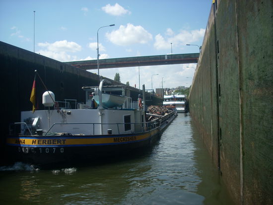 Wir warten auf den 'Herbert'. Endlich geht es weiter und wir sind mittlerweile drin, in der Schleuse.