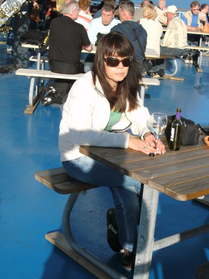 Claudia auf dem Außendeck