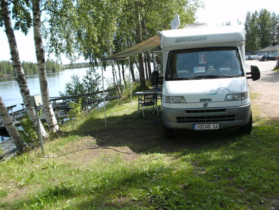 Schöner Stellplatz am Vuoksi - Fluss auf dem Campingplatz in Imatra