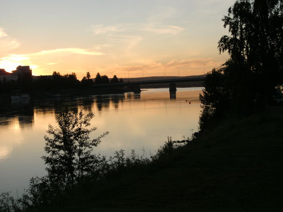 Nachts um 00:30 Uhr am Kemjoki in Rovaniemi