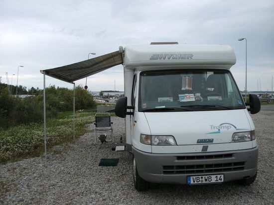 Der kleine Grill ist an - herrliche Sicht auf den Finnischen Meerbusen