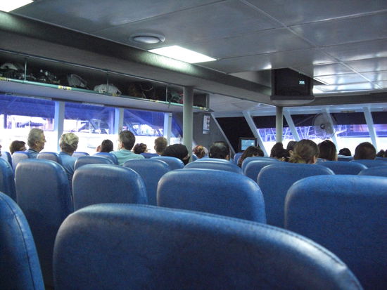 Anordnung: 3 Sitze-6 Sitze-3 Sitze