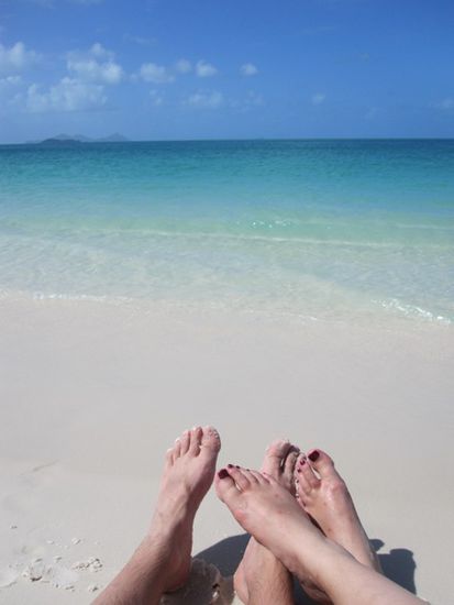 zerstochene aber glückliche Füsse am weißesten Strand der Welt