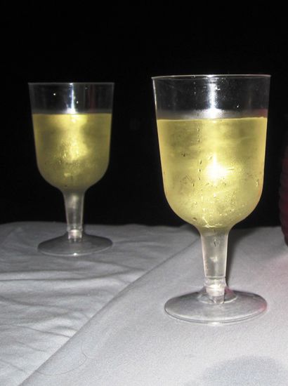 ...dafür gibt es heute viel Wein aus unseren standesgemäßen Plastikweingläsern