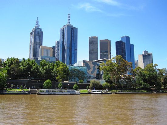 Yarra River vor der Skyline und Federation Square