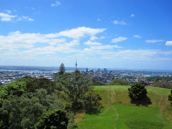 Blick vom Mt Eden auf Auckland Richtung Hafen