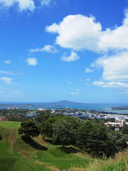Im Hintergrund Rangitoto, die Vulkaninsel