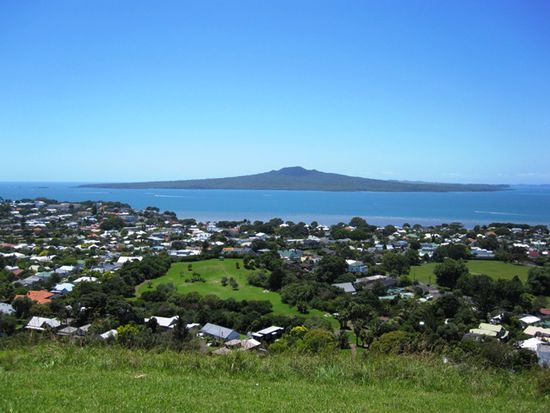 Blick über Devonport vom Mt Victoria. Wieder Rangitoto im Hintergrund