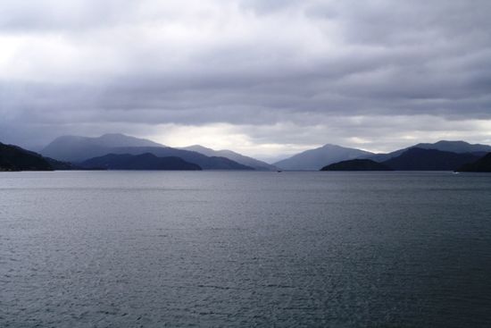 Die Marlborough Sounds begrüßen uns mit tiefhängendem Himmel