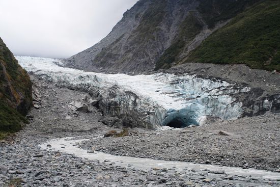 und hier schlängelt sich der Fox Glacier ins Tal, aus der Höhle kommt der Gletscherfluss. Leider war hier die Sicht nicht mehr ganz so gut.