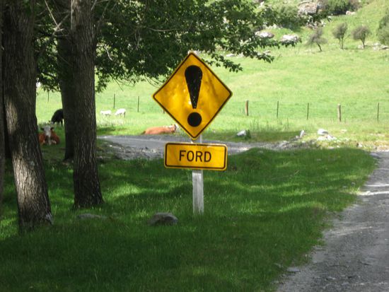 Diese Schilder warnen vor den Bachquerungen 