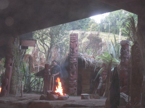 Kulturveranstaltung vor dem Hangi (Maori-Essen)