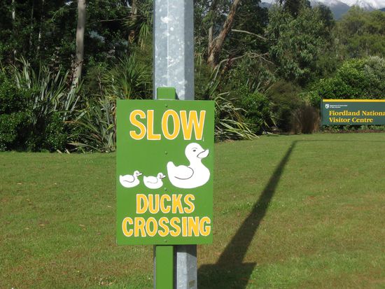 Niedliches Straßenschild am DOC Visitor Centre in Te Anau