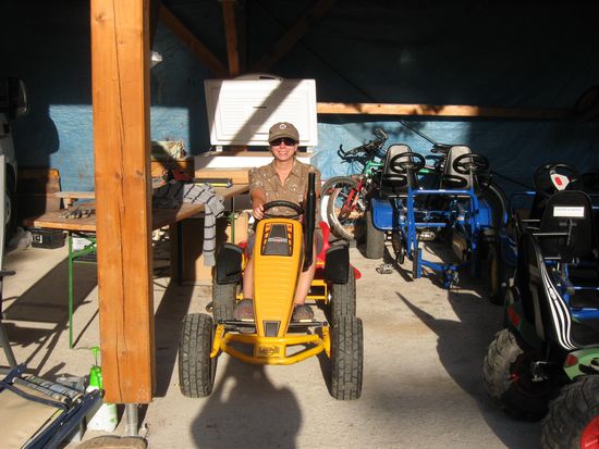 Ich auf einem Kettkar im Hof