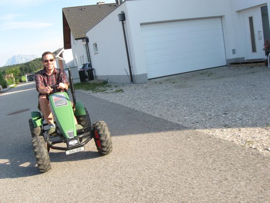 Steffen auf einem Kettkar