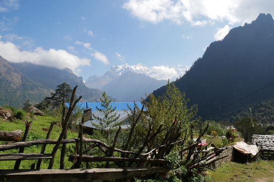Da ganz hinten, das Weiße, das ist der Manaslu (übrigens mit einer Hanfhecke im Vordergrund)