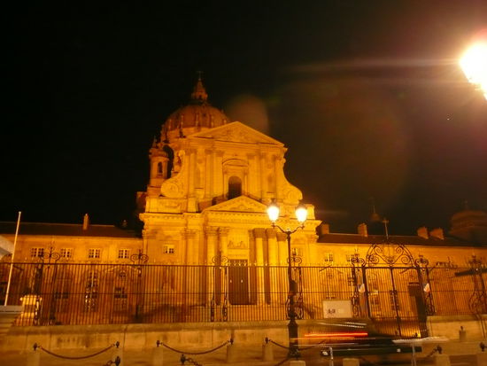das Gebäude kann ich leider nicht zu ordnen. Zwei Wachmänner liefen hier Patroullie, von einigen Büschen verdeckt, wir nahmen nur aus den Augwinkel eine Bewegung war und erschrekcten uns fürchterlich. Beim Weggehen konnten wir die Security immer noch lachen hören.