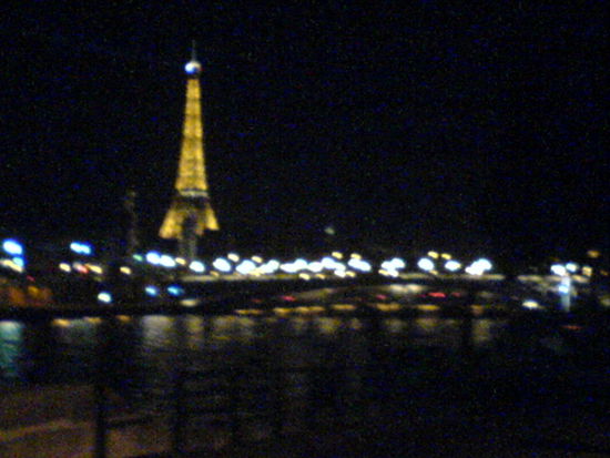 Der Eiffelturm unser Wegweiser in der Finsterniss