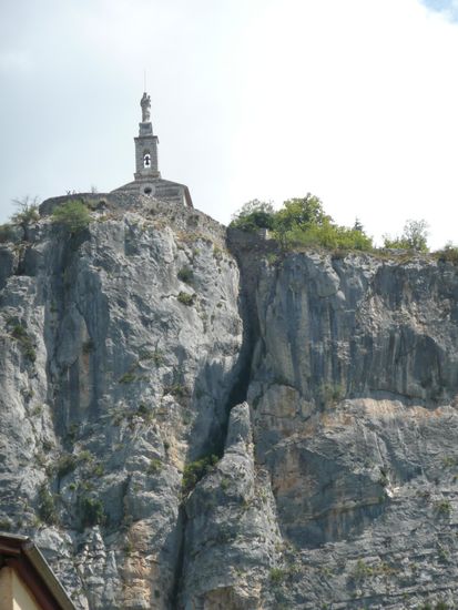 Ja, da ist eine Kirche, wir konnten nicht ergründen wie man dort hochkommen soll.