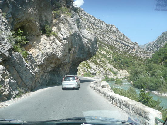 Eine der wenigen geraden und ebenen Straßenabschnitte