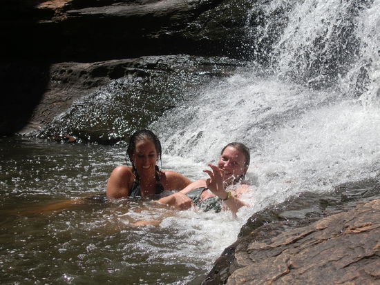Abkuehlung im Wasserfall