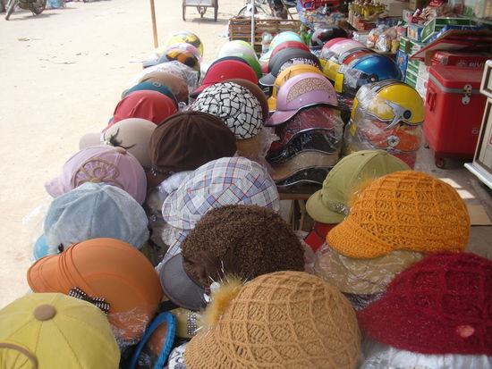 Motorradhelme im Strickoutfit