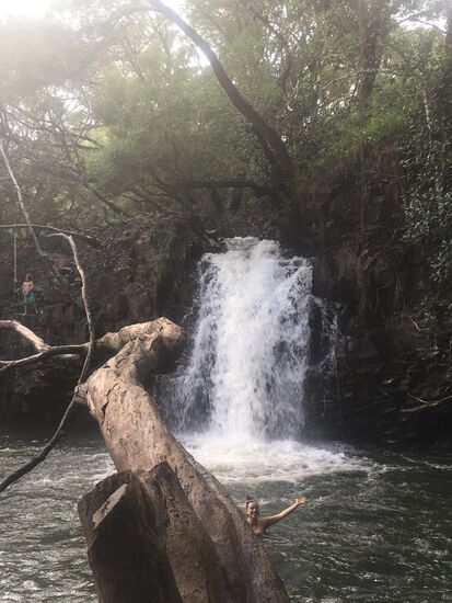 Schwimmen im eiskalten Wasser bei den Twinfalls