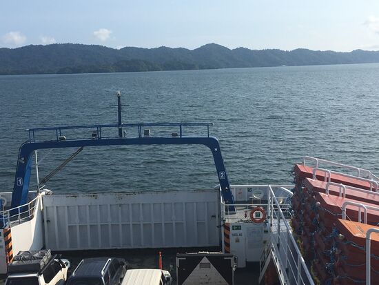 Vorbei an kleinen Inseln.