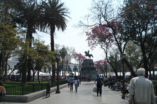 Plaza San Martin in Cordoba. Nettes Studententreiben, viel Party und jede Menge Barbecues...