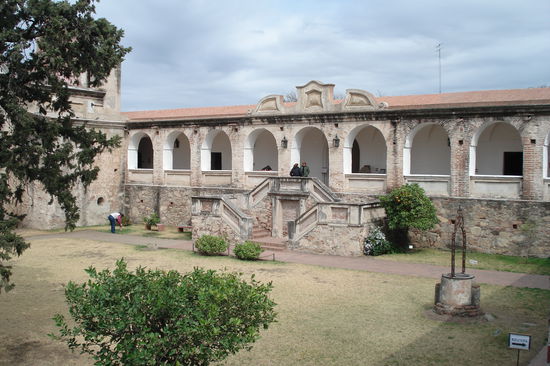 Jesuitenkirche in Alta Gracia (naehe Cordoba) . Ehemalige Rinderfarm, deren Eigentümer dem Orden beitrat und sie bei ihrem Tod den Jesuiten vermachte. Seit 2000 gehoert sie zum UNESCO Kulturerbe.